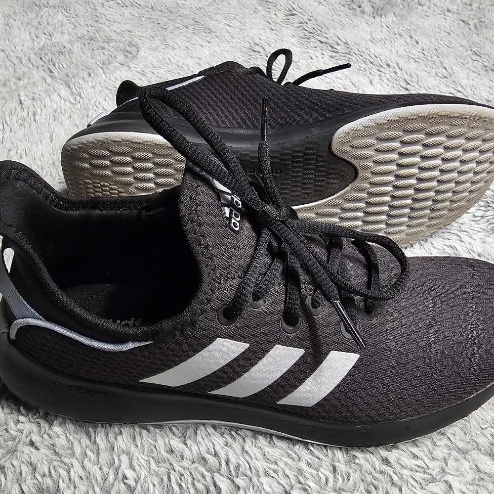 Adidas CloudFoam tennis shoes, like new.